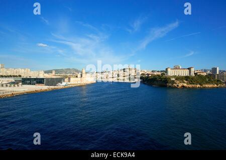 France, Bouches du Rhône, Marseille, zone euro-méditerranéenne, le Fort Saint Jean class monument historique, le Palais du Pharo et l'entrée du Vieux Port Banque D'Images