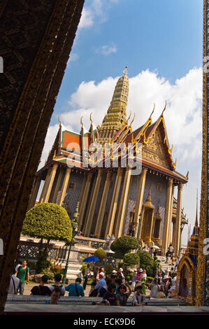 Vue verticale du Panthéon Royal à travers une porte au Grand Palais à Bangkok. Banque D'Images