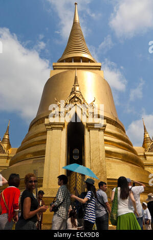 Close up vertical de Phra Si Rattana Chedi dans le Grand Palais à Bangkok. Banque D'Images