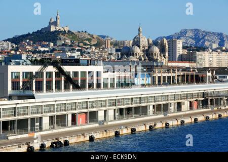 France, Bouches du Rhône, Marseille, zone euro-méditerranéenne, quartier de la Joliette, dock, le lazaret, les Terrasses du Port, Notre Dame de la garde et la cathédrale en arrière-plan les principaux Banque D'Images