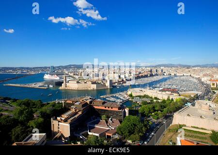 France, Bouches du Rhône, Marseille, district Pharo, le Fort Saint Jean Class Monument Historique Boulevard Charles Livon, Sofitel Vieux Port Saint Nicolas Citadelle classée Monument Historique, le Fort d'Entrecasteaux et Fort Ganteaume (17e siècle) dans le Vieux Port Banque D'Images