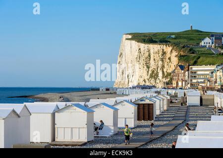 France, Somme, Mers-les-Bains, searesort sur les rives du canal, la plage et ses 300 cabines de plage, les falaises de craie dans l'arrière-plan Banque D'Images