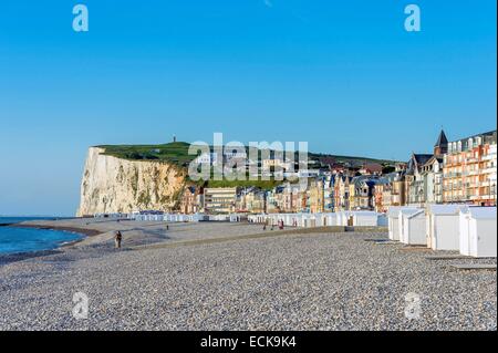 France, Somme, Mers-les-Bains, searesort sur les rives du canal, la plage et ses 300 cabines de plage, les falaises de craie dans l'arrière-plan Banque D'Images