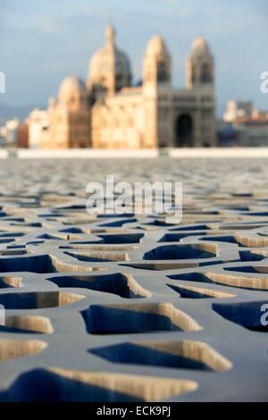 France, Bouches du Rhône, Marseille, zone euro-méditerranéenne, MuCEM Musée des civilisations de l'Europe et la Méditerranée, R. et R. Ricciotti Carta architectes, la cathédrale la grande classe Monument Historique dans l'arrière-plan Banque D'Images