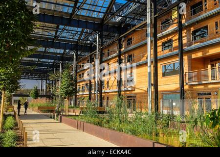 France, Paris, Halle Pajol, bâtiment à énergie positive, produit son électricité avec 3500 m2 de panneaux photovoltaïques, Rosa Luxembourg gardens Banque D'Images