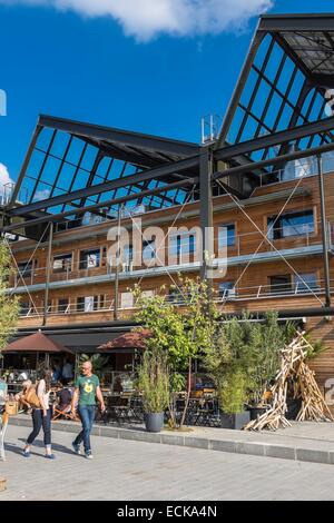 France, Paris, Halle Pajol, bâtiment à énergie positive, produit son électricité avec 3500 m2 de panneaux photovoltaïques, les petites gouttes bistrot gastronomique Banque D'Images