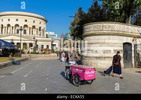 France, Paris, place de la bataille de Stalingrad, Villette rotonde par l'architecte Claude Nicolas Ledoux, la livraison d'aliments biologiques ou les repas en cantine Vagabonde Banque D'Images
