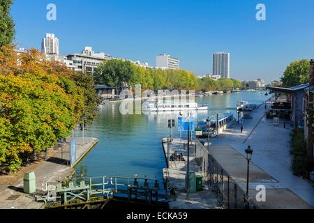 France, Paris, Bassin de la villette, le plus grand plan d'eau artificiel de Paris, qui relie le canal de l'Ourcq au Canal Saint-Martin, croisière sur les canaux Banque D'Images