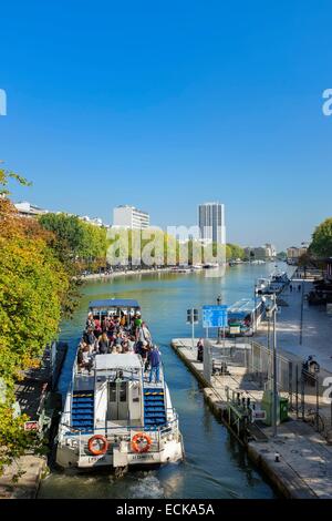 France, Paris, Bassin de la villette, le plus grand plan d'eau artificiel de Paris, qui relie le canal de l'Ourcq au Canal Saint-Martin, croisière sur les canaux Banque D'Images