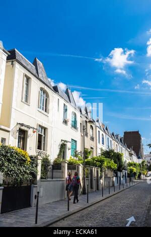 France, Paris, quartier Maison-Blanche, rue Dieulafoy, classe moyenne 44 maisons construites par l'architecte Henry Tresal en 1921, chacune avec une salle de bains et un garage Banque D'Images