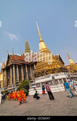 Vue verticale de moines bouddhistes à passé le Panthéon Royal à l'intérieur du Grand Palais à Bangkok. Banque D'Images