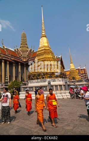 Vue verticale de moines bouddhistes à passé le Panthéon Royal à l'intérieur du Grand Palais à Bangkok. Banque D'Images