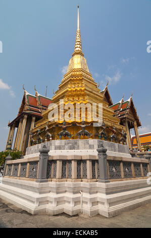 Vue verticale d'un chedi doré devant le Panthéon Royal au Grand Palais à Bangkok. Banque D'Images