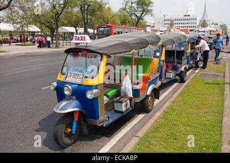 Vue paysage horizontal d'une rangée de tuk-tuks stationné le long de la route de Bangkok. Banque D'Images