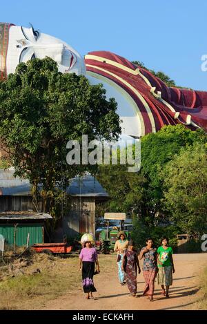 Myanmar (Birmanie), l'État Môn, Mawlamyine (Moulmein) environs, Win Sein Taw Ya temple, plus grand Bouddha couché Banque D'Images