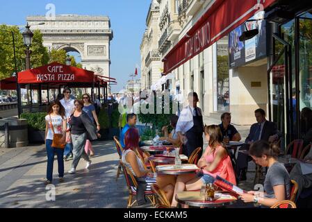 France, Paris, terrasse de café sur les Champs Elysées Banque D'Images