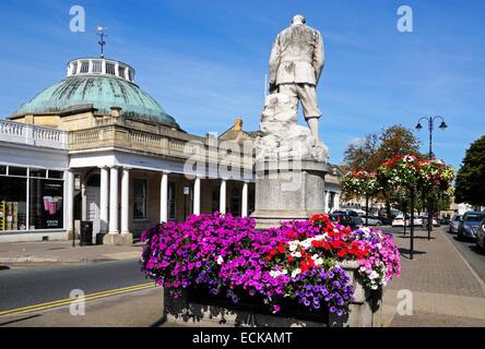 Vue de la Rotonde de Montpellier qui était autrefois un bâtiment Spa avec une statue à l'avant-plan, Cheltenham, Angleterre, Royaume-Uni. Banque D'Images