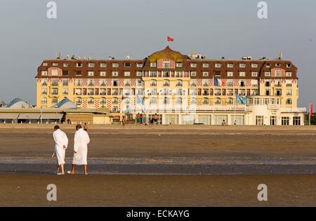 France, Calvados, Deauville, la plage, Le Grand Hôtel, deux hommes en blanc manteau de bain Banque D'Images