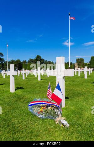 France, Calvados, Colleville sur Mer, le cimetière américain d'Omaha Beach, au-dessus des croix en marbre blanc et des drapeaux américains et français Banque D'Images