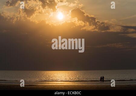 France, Calvados, Deauville, la plage, Coucher de soleil, couple in love marche sur la côte de sable Banque D'Images