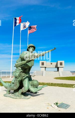 France, Calvados, Saint Laurent sur Mer, Omaha Beach, lieu historique du débarquement en Normandie, la célébration du 70e anniversaire du Jour J et de la bataille de Normandie, la statue de deux soldats sur la plage, offerts par la fondation de la 116e en Amérique Banque D'Images