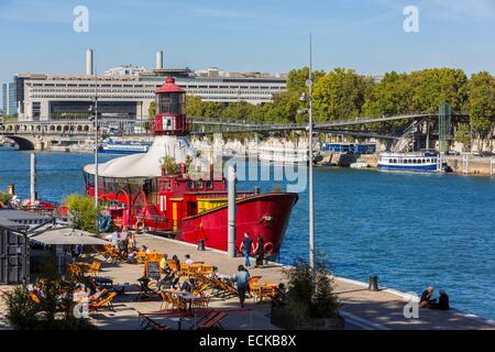 France, Paris, la Seine dans le 13ème arrondissement, le Batofar rouge et un bar plage été Banque D'Images