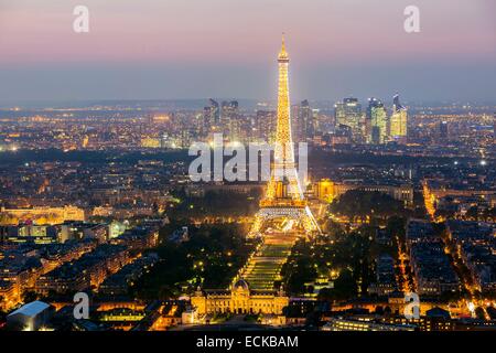 France, Paris (75), présentation de la Tour Eiffel (SETE ⌐ illuminations Pierre Bideau) et de la Défense en arrière-plan Banque D'Images