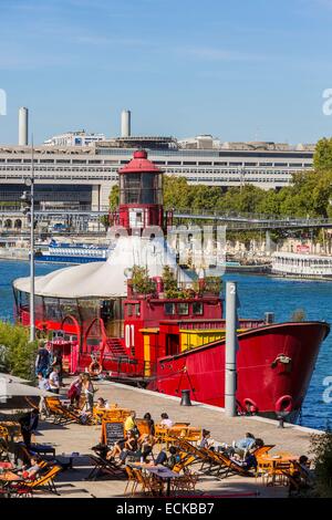 France, Paris, la Seine dans le 13ème arrondissement, le Batofar rouge et un bar plage été Banque D'Images