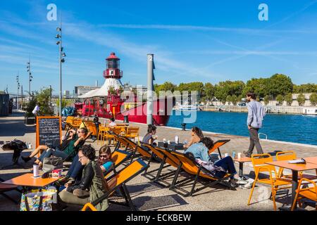 France, Paris, la Seine dans le 13ème arrondissement, le Batofar rouge et un bar plage été Banque D'Images