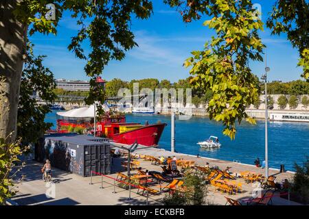 France, Paris, la Seine dans le 13ème arrondissement, le Batofar rouge et un bar plage été Banque D'Images