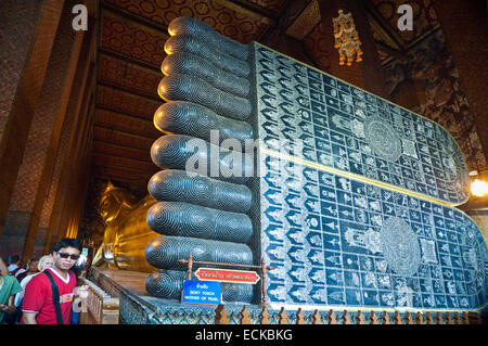 Vue horizontale de Phra Buddhasaiyas, le Bouddha couché du Wat Pho à Bangkok. Banque D'Images