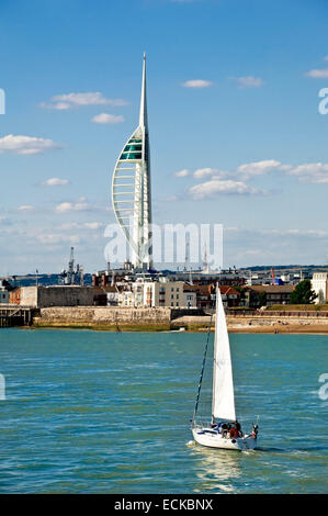 Vue verticale d'un yacht et la tour Spinnaker à Portsmouth. Banque D'Images