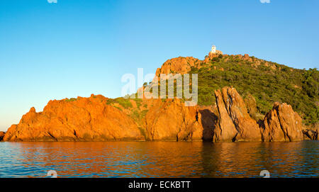 La France, Var, Corniche de l'Esterel, Saint Raphaël, les falaises impressionnantes et sémaphore du Cap du Dramont Banque D'Images