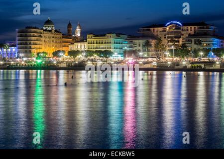 La France, Var, Saint Raphael, la plage de la galiote, nuit de travailleur saisonnier sur la promenade des Bains, dans l'arrière-plan la Basilique Notre Dame de la Victoire Banque D'Images