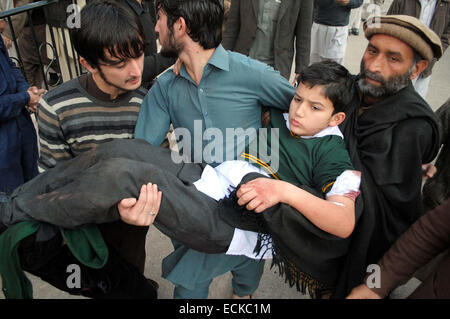 Peshawar, Pakistan. Dec 16, 2014. Victimes de militants ont attaqué une école publique de l'armée situé sur la route de Warsak, on passe d'un traitement à l'hôpital local de Peshawar. Plus d'une centaine de personnes pour la plupart des étudiants ont été tués et des dizaines d'autres blessés lorsque l'Armée de militants ont attaqué une école publique située sur la route de Warsak à Peshawar. Cinq ou six militants portant des uniformes militaires entre dans l'armée à l'école publique dans la ville de Peshawar. Les troupes ont encerclé la zone et (sont) à la recherche d'les militants. Credit : Asianet-Pakistan/Alamy Live News Banque D'Images
