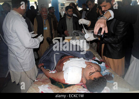 Peshawar, Pakistan. Dec 16, 2014. Victimes de militants ont attaqué une école publique de l'armée situé sur la route de Warsak, son traitement à l'hôpital local dans la région de Peshawar. Plus d'une centaine de personnes pour la plupart des étudiants ont été tués et des dizaines d'autres blessés lorsque l'Armée de militants ont attaqué une école publique située sur la route de Warsak à Peshawar. Cinq ou six militants portant des uniformes militaires entre dans l'armée à l'école publique dans la ville de Peshawar. Les troupes ont encerclé la zone et (sont) à la recherche d'les militants. Credit : Asianet-Pakistan/Alamy Live News Banque D'Images