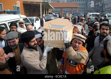 Peshawar, Pakistan. Dec 16, 2014. Corps morts victimes de militants ont attaqué une école publique de l'armée situé sur la route de Warsak, on passe à l'hôpital local de Peshawar. Plus d'une centaine de personnes pour la plupart des étudiants ont été tués et des dizaines d'autres blessés lorsque l'Armée de militants ont attaqué une école publique située sur la route de Warsak à Peshawar. Cinq ou six militants portant des uniformes militaires entre dans l'armée à l'école publique dans la ville de Peshawar. Les troupes ont encerclé la zone et (sont) à la recherche d'les militants. Credit : Asianet-Pakistan/Alamy Live News Banque D'Images