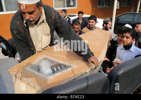 Peshawar, Pakistan. Dec 16, 2014. Corps morts victimes de militants ont attaqué une école publique de l'armée situé sur la route de Warsak, on passe à l'hôpital local de Peshawar. Plus d'une centaine de personnes pour la plupart des étudiants ont été tués et des dizaines d'autres blessés lorsque l'Armée de militants ont attaqué une école publique située sur la route de Warsak à Peshawar. Cinq ou six militants portant des uniformes militaires entre dans l'armée à l'école publique dans la ville de Peshawar. Les troupes ont encerclé la zone et (sont) à la recherche d'les militants. Credit : Asianet-Pakistan/Alamy Live News Banque D'Images