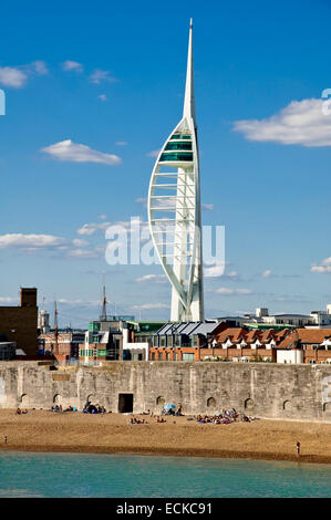 Vue verticale de la plage de Southsea et la tour Spinnaker à Portsmouth. Banque D'Images