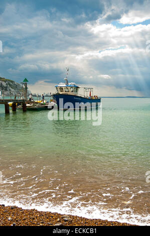 Vue verticale de bateaux ancrés dans la baie d'alun dans l'île de Wight. Banque D'Images