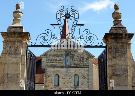 France, Jura, vitreux, l'abbaye d'Acey fondée en 1136, l'entrée portail, fenêtres de Jean Ricardon 19911994, tour Banque D'Images