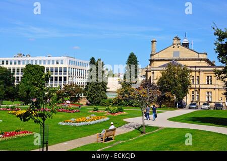 Parterres fleuris du jardin impérial avec la mairie sur la droite, Cheltenham, Gloucestershire, Angleterre, Royaume-Uni, Europe. Banque D'Images