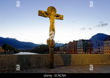 Autriche, Tyrol, Innsbruck, bronze statue du Christ sur le pont Innbrucke Banque D'Images