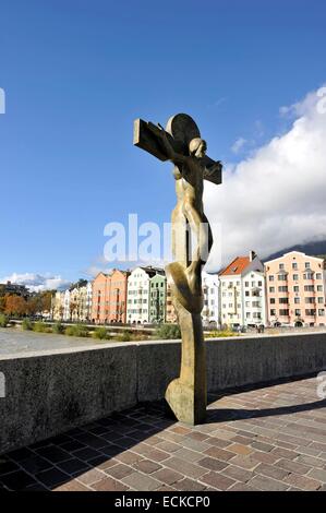 Autriche, Tyrol, Innsbruck, bronze statue du Christ sur le pont Innbrucke Banque D'Images