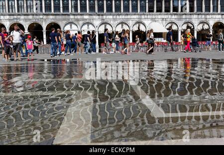 L'Italie, Vénétie, Venise, inscrite au Patrimoine Mondial de l'UNESCO, Hide tide (acqua alta) sur la Piazza San Marco (St. Mark's Square) Banque D'Images