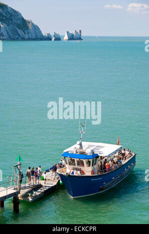 Vue verticale d'un bateau d'excursion en attente de passagers dans les aiguilles dans l'île de Wight. Banque D'Images