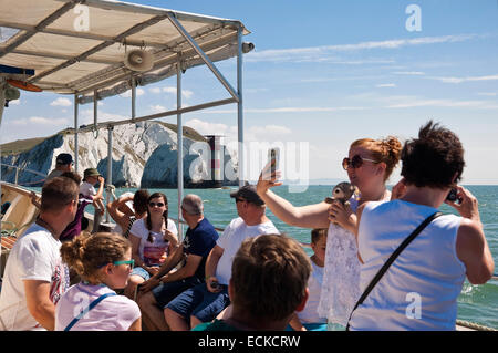 Vue horizontale de touristes sur une visite guidée autour des aiguilles dans l'île de Wight. Banque D'Images