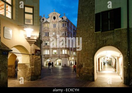 Autriche, Tyrol, Innsbruck, rue Herzog-Friedrich dans le centre historique, la façade en style baroque du H÷lblinghaus Banque D'Images