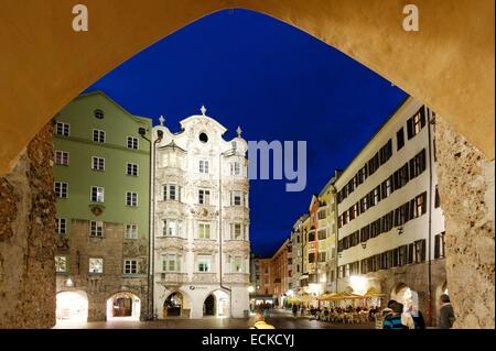 Autriche, Tyrol, Innsbruck, rue Herzog-Friedrich dans le centre historique, la façade en style baroque du H÷lblinghaus Banque D'Images