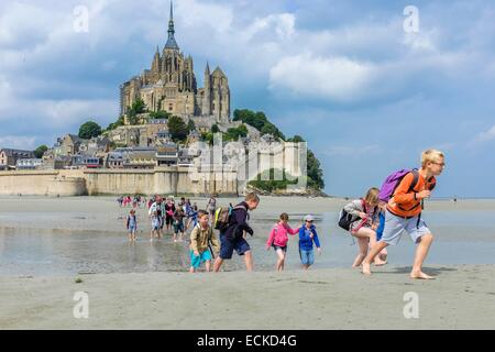 France, Manche, baie du Mont Saint Michel, classé au Patrimoine Mondial de l'UNESCO, de la randonnée à travers la baie du Mont Saint Michel abbaye Banque D'Images